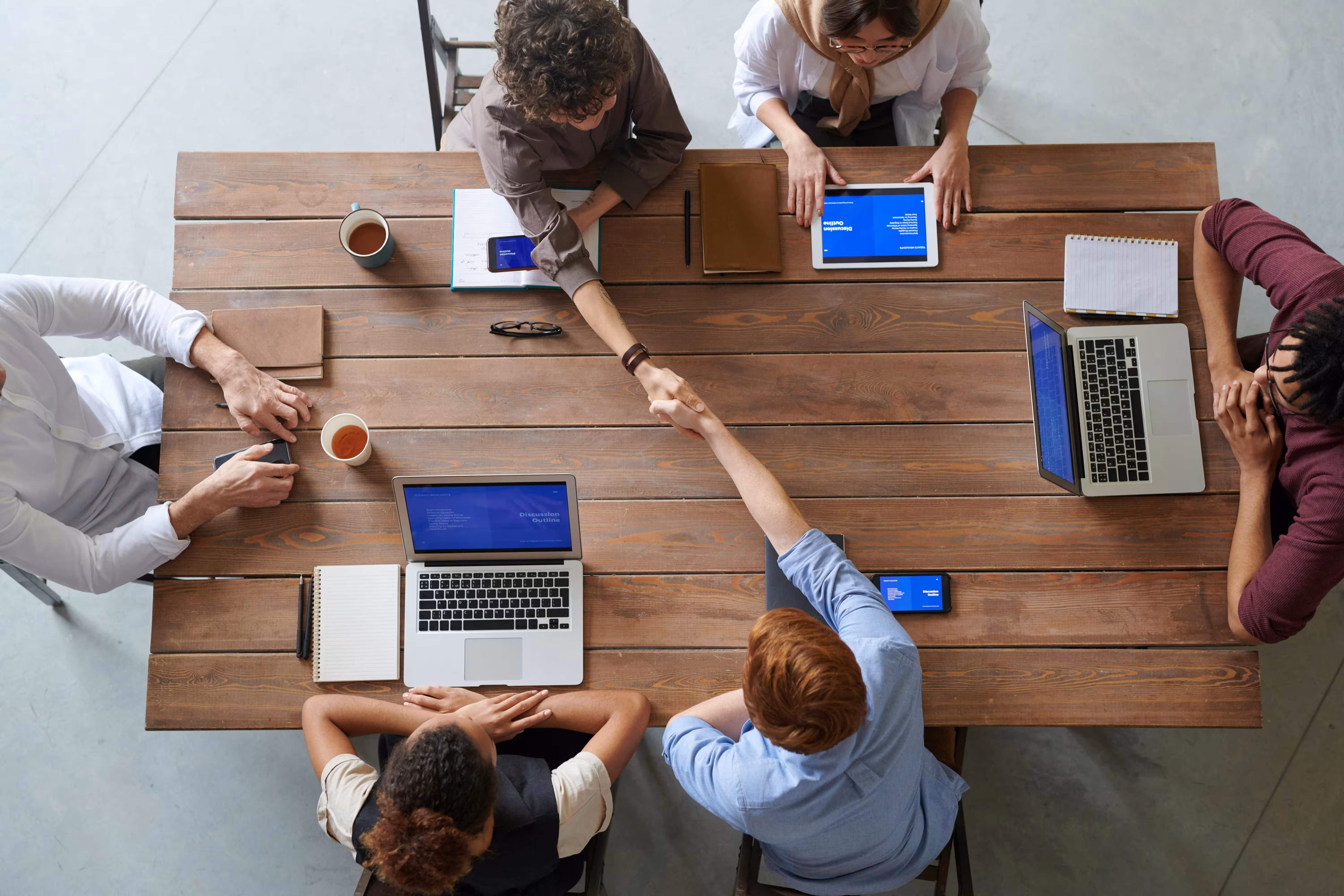 Réunion de travail avec six personnes chez Keiyo