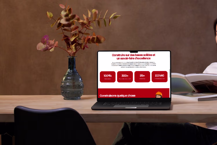 Site vitrine de JP Charpente sur un macbook