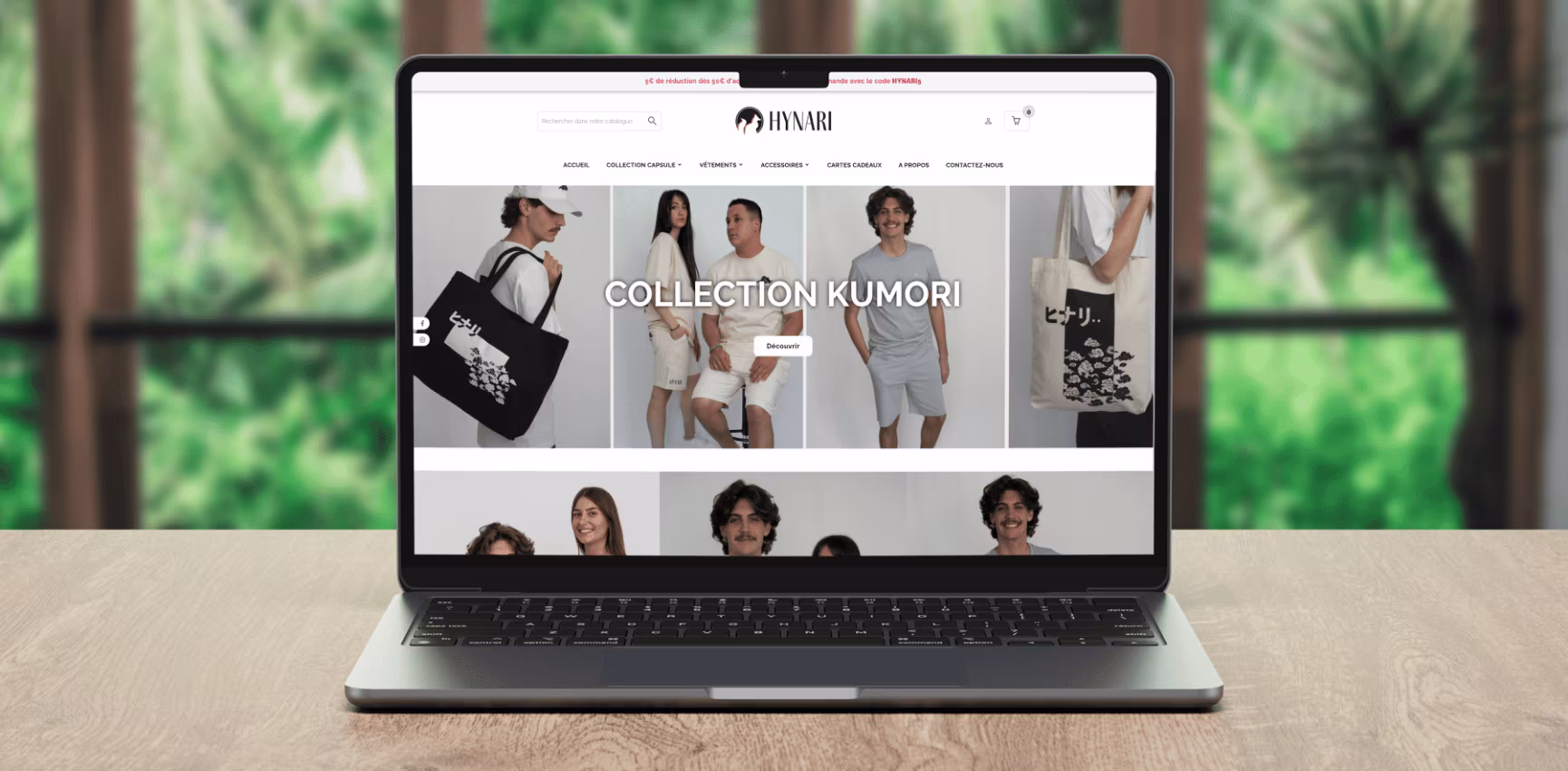 Site e-commerce de Boutique Caliente affiché sur un MacBook posé sur un tabouret en bois